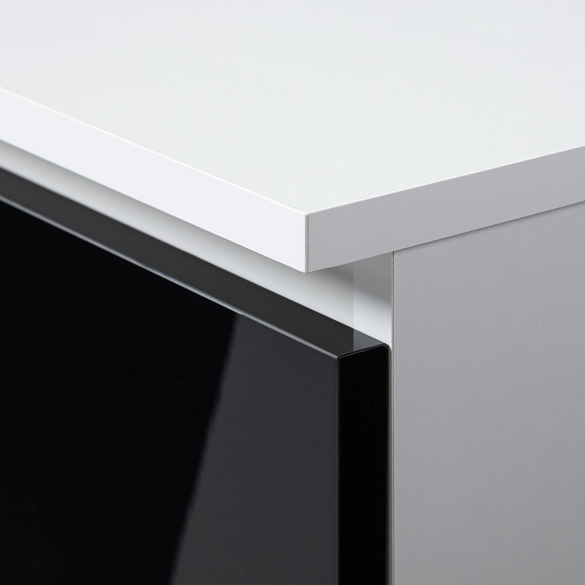 Scrivania 135 cm 3 Cassetti con Ripiano Tastiera – Bianco/Nero Lucido