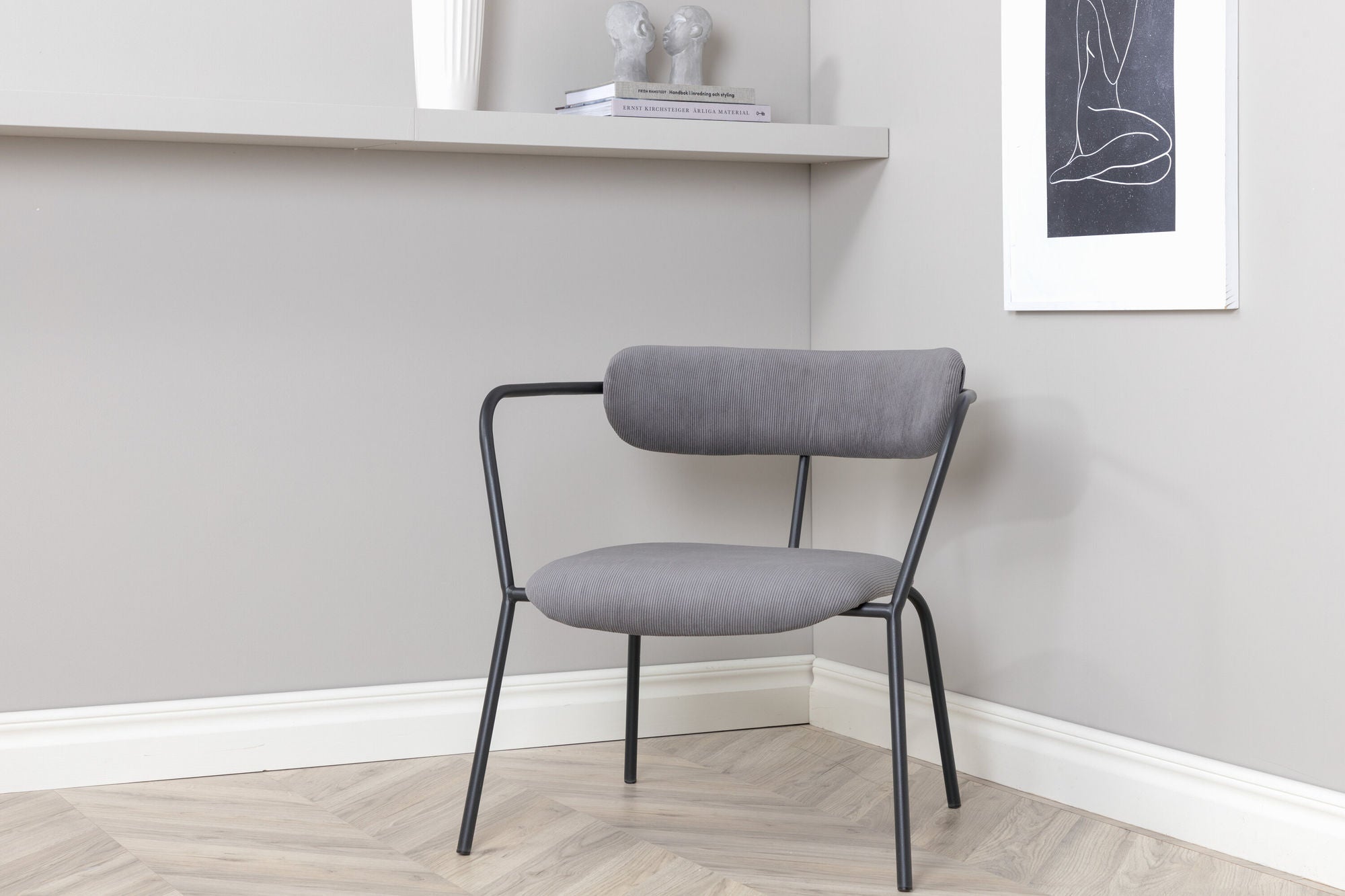 Poltrona Duffy – Singola con Struttura Nera e Rivestimento in Corduroy Grigio