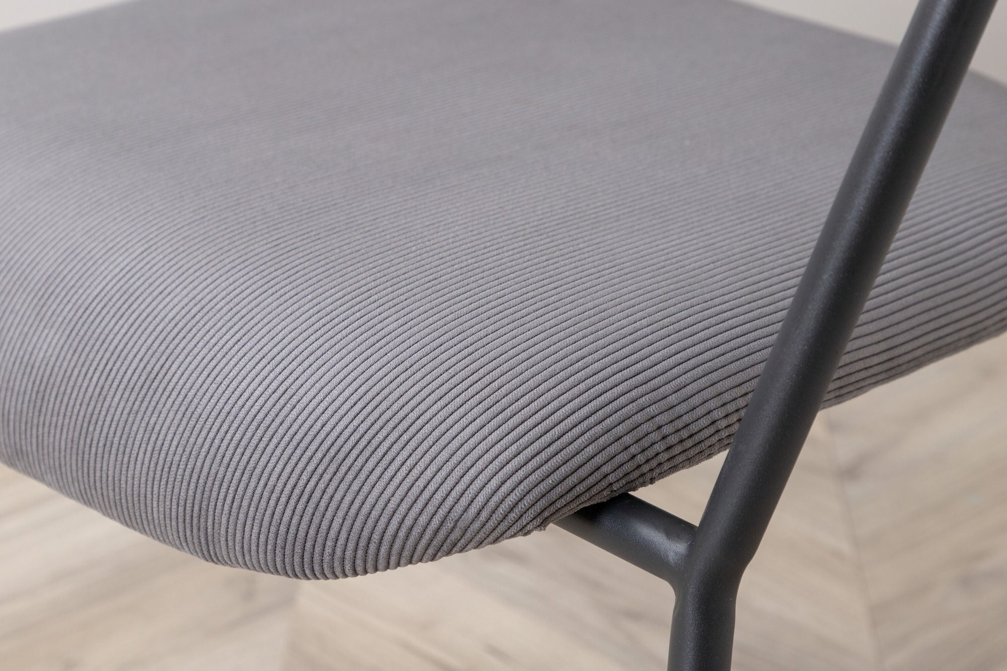 Poltrona Duffy – Singola con Struttura Nera e Rivestimento in Corduroy Grigio