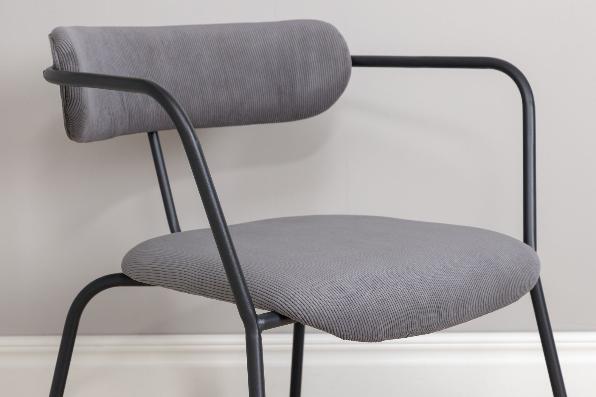 Poltrona Duffy – Singola con Struttura Nera e Rivestimento in Corduroy Grigio