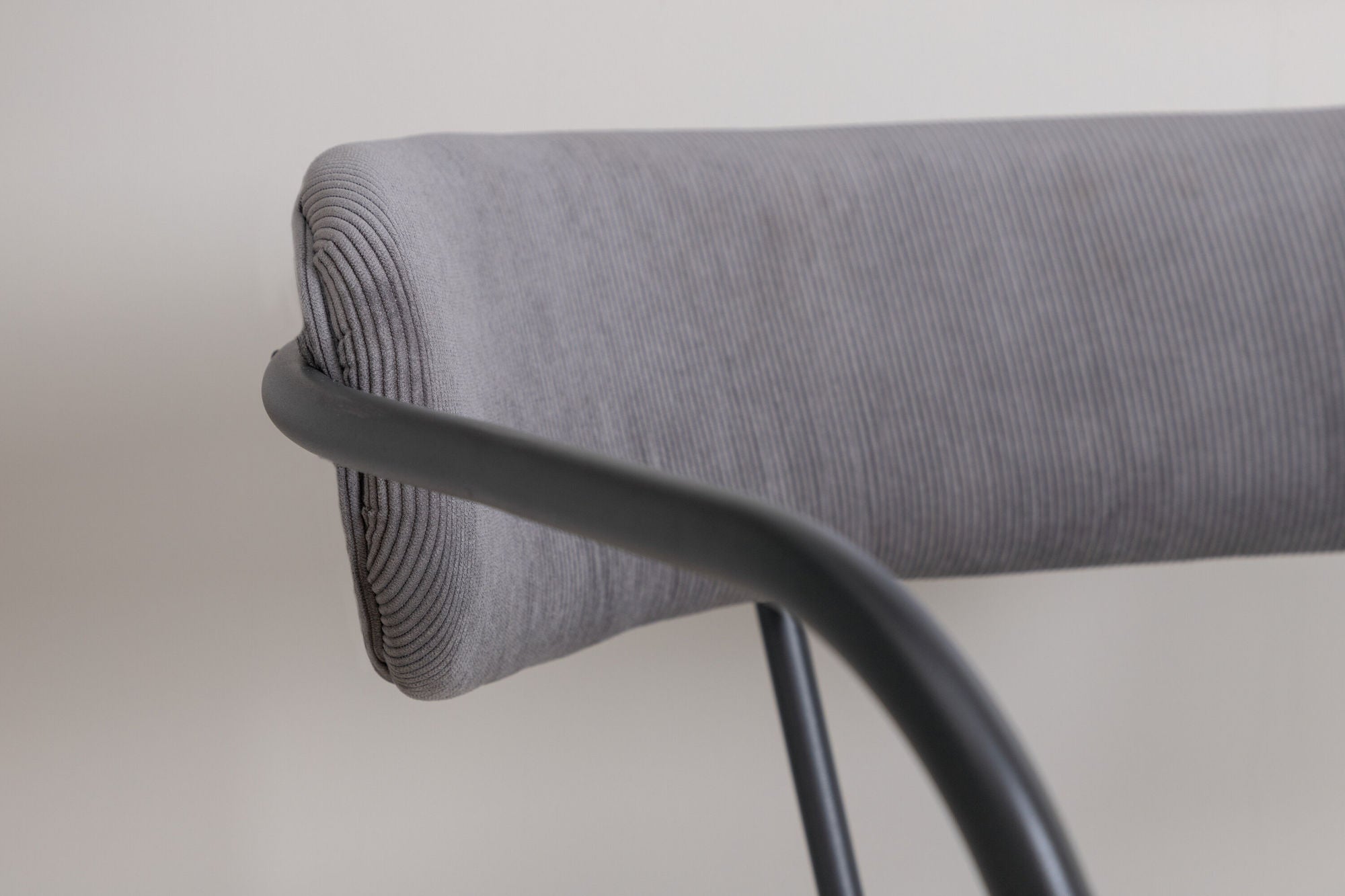 Poltrona Duffy – Singola con Struttura Nera e Rivestimento in Corduroy Grigio