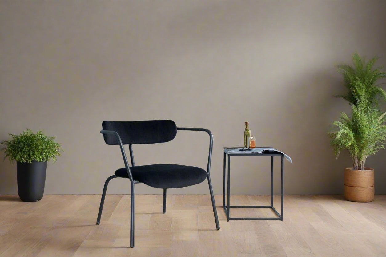 Poltrona Duffy – Singola con Struttura Nera e Rivestimento in Velluto Nero