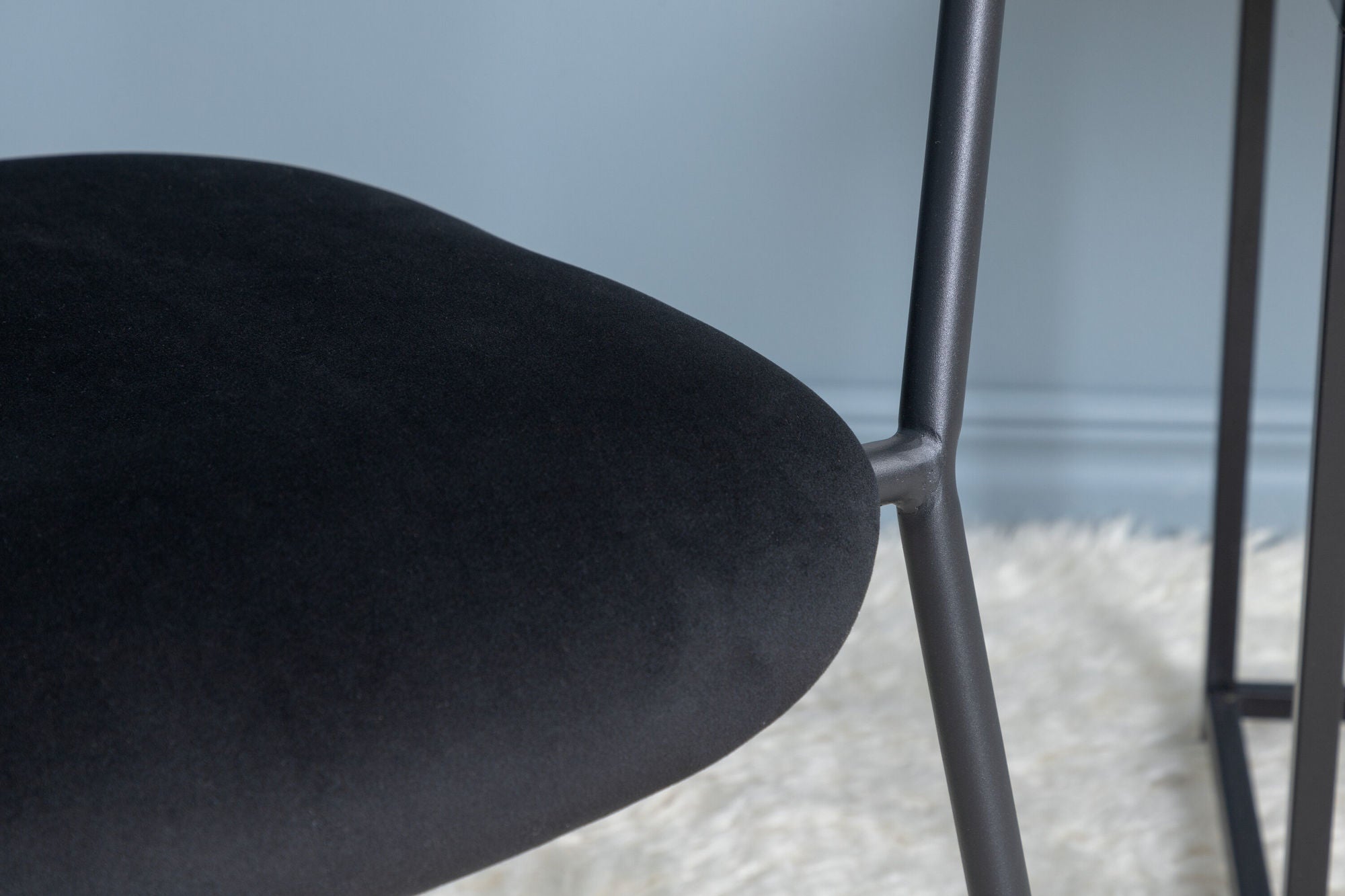 Poltrona Duffy – Singola con Struttura Nera e Rivestimento in Velluto Nero