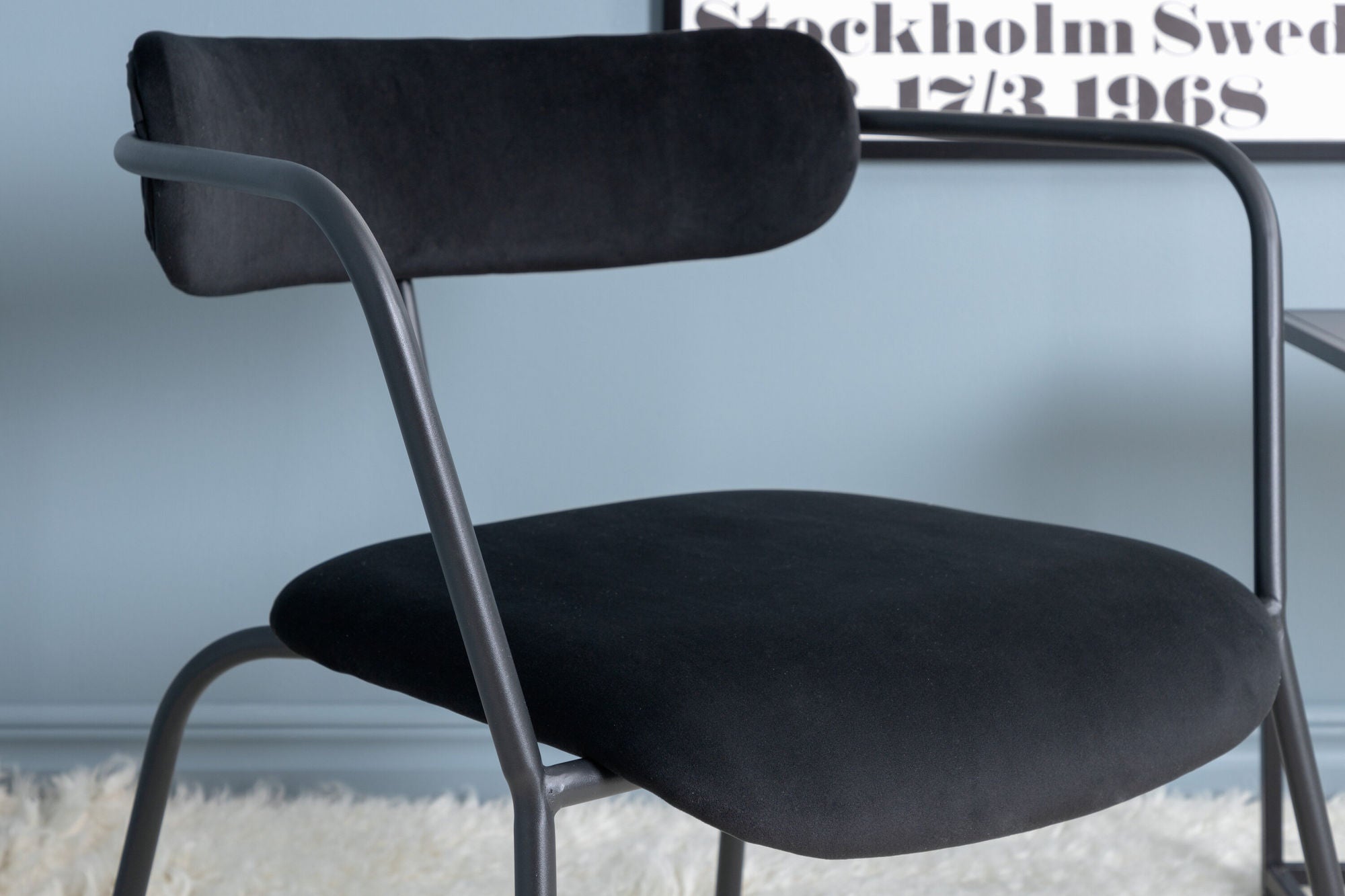 Poltrona Duffy – Singola con Struttura Nera e Rivestimento in Velluto Nero